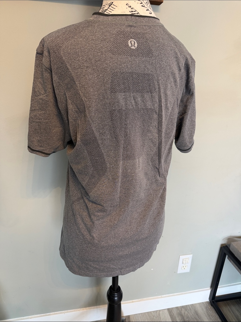 lululemon aMen's Grey Short Sleeve
